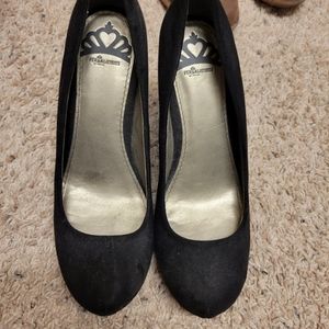 Frenchalicious by Fergie black wedges
